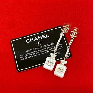 B23S Chanel Perfume Bottle Swing Earrings Coco Mark Fake Pearl